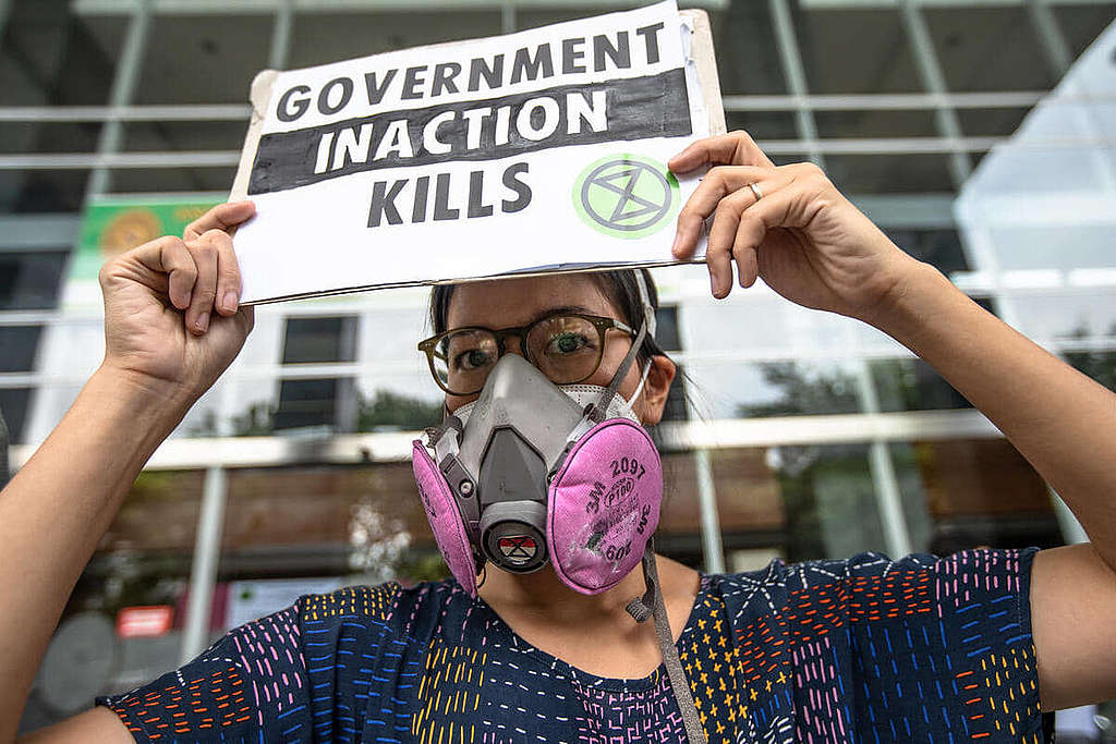 2022 年 9 月，印尼雅加達空氣污染訴訟裁決一年後，當地空氣質素仍未見改善；綠色和平聯同當地環保組織及居民前往省長辦公室，促請相關官員立即行動。© Jurnasyanto Sukarno / Greenpeace