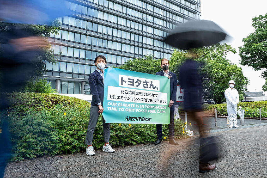 2022 年 6 月，綠色和平東京辦公室代表於豐田汽車股東大會場外，促請這間全球最大汽車生產商加快淘汰燃油車。 © Taishi Takahashi / Greenpeace
