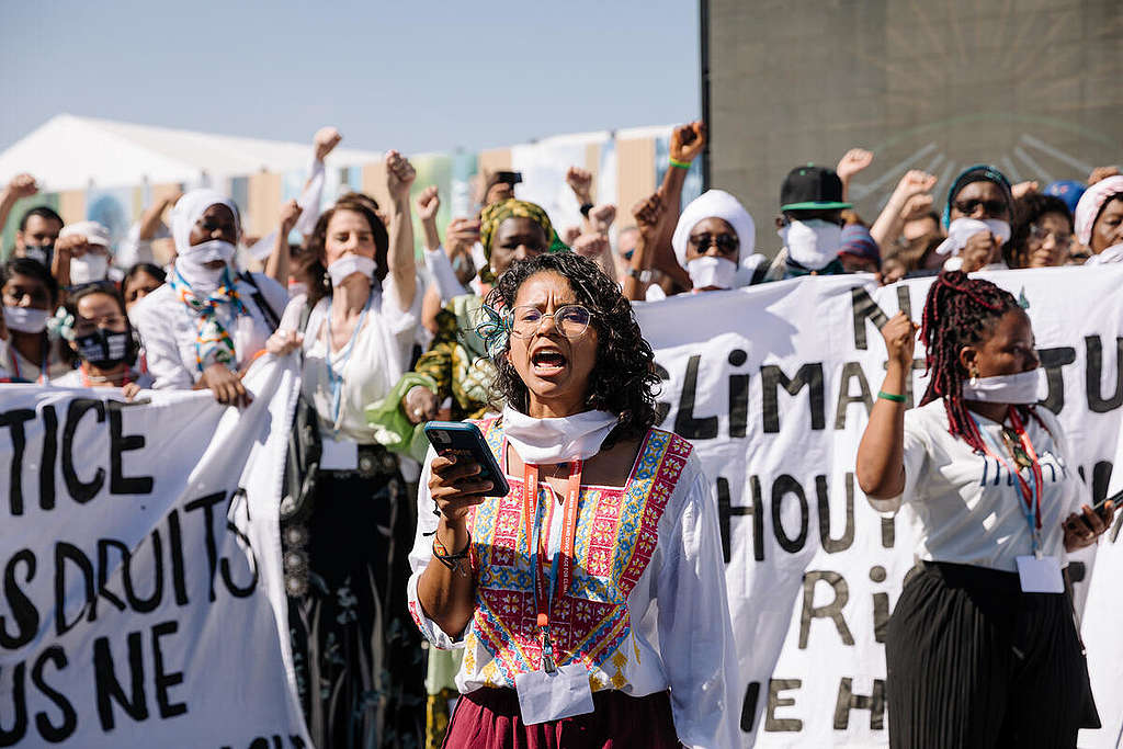 氣候公義與社會公義密不可分──綠色和平與各路氣候行動夥伴身穿白衣，於 COP27 會場外捍衛表達意見的權利與自由。 © Marie Jacquemin / Greenpeace
