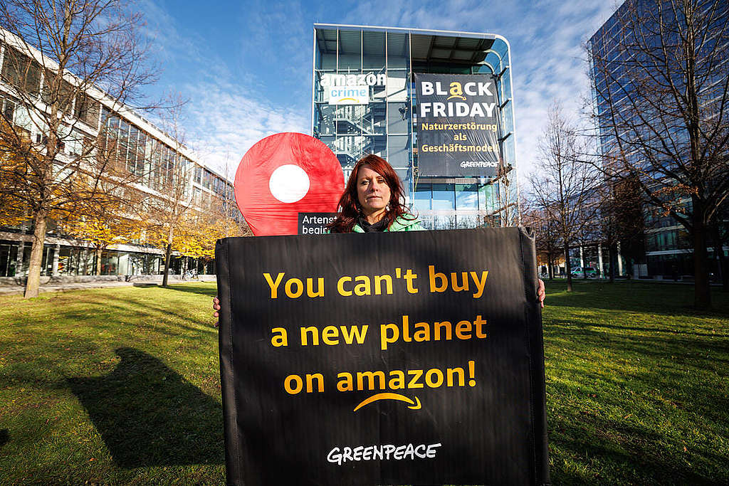 「亞馬遜無法買到全新地球！」綠色和平行動者於亞馬遜位於德國慕尼黑的總部展示訊息，鼓勵公眾於「黑色星期五」抗衡過度消費陷阱。 © Matthias Balk / Greenpeace