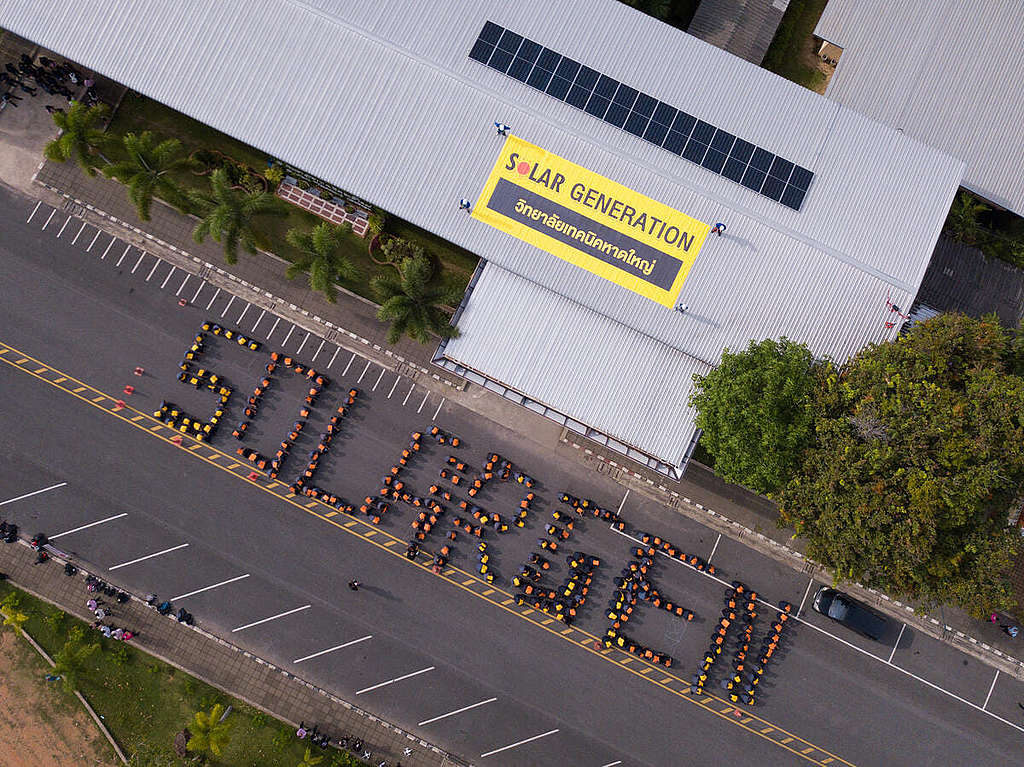 2022 年 8 月 23 日，綠色和平協助合艾職業技術學校（Hatyai Technical College）興建的太陽能天台落成，學校師生砌出「太陽能世代」（SOLARGEN）字眼，迎接可再生能源潮流。 © Roengchai Kongmuang / Greenpeace