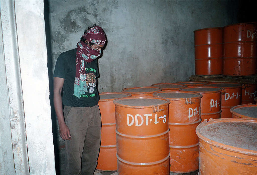 滴滴涕（DDT）的效用難以彌補它對環境的深遠危害，圖為綠色和平 90 年代末曾於尼泊爾一間學校附近發現大型 DDT 倉庫。 © Greenpeace / Nityawand Jayaraman