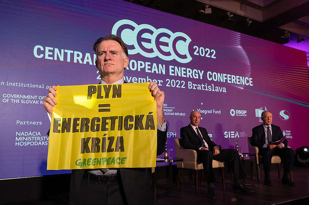 綠色和平行動者在東道主斯洛伐克總理 Eduard Heger 發言期間展示「天然氣=能源危機」標語，促請與會領袖正視天然氣同為化石燃料，不能視作解決氣候危機的長遠方案。 © Greenpeace