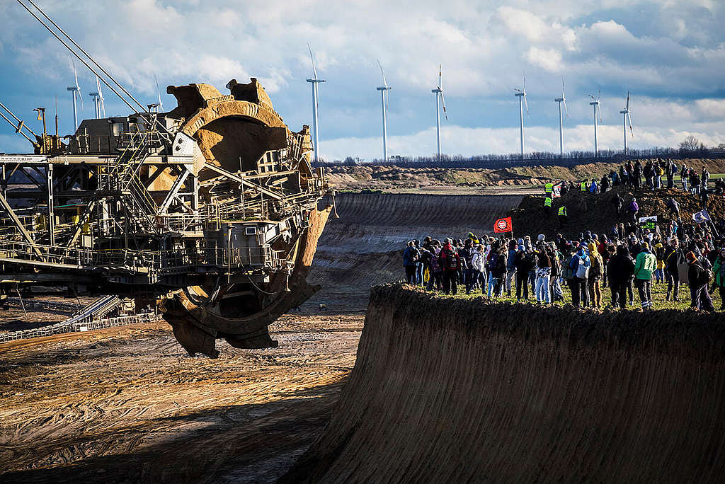 2023 年 1 月 8 日，綠色和平行動者於德國呂策拉特村（Lützerath）聯同關注團體成員及民眾圍繞村莊遊行，反對萊茵集團（RWE）在當地擴建褐煤礦場。 © Bernd Lauter / Greenpeace