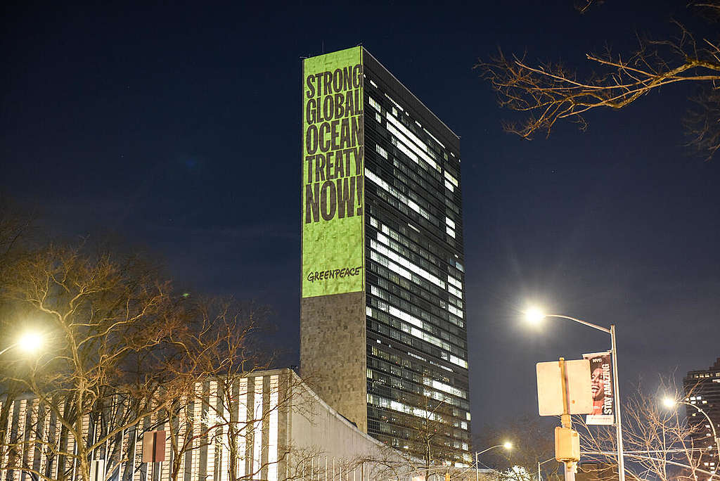 踏入談判最後直路，綠色和平行動者在紐約聯合國總部投影「最後通牒」，促請各地領袖把握當下機會，議定強而有力的《全球海洋公約》，最終順利見證條約成真。 © Stephanie Keith / Greenpeace