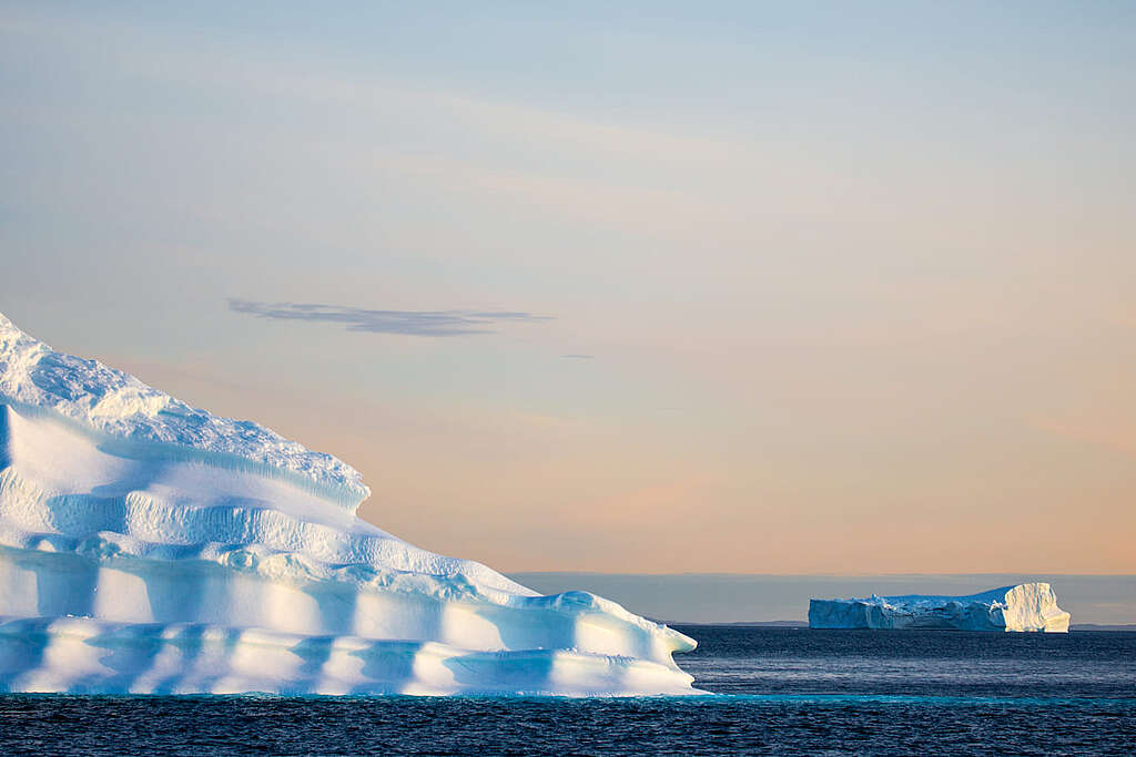 氣候變化正對南極冰架和冰山構成巨大影響，唯有全人類攜手採取行動應對，減少溫室氣體排放，才能阻止進一步破壞南極及其脆弱的生態系統。 © Wilson Cheung