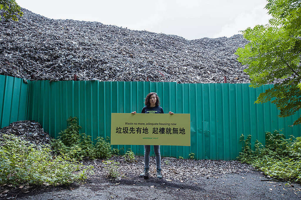阿淳親身參與過多次棕地調查，包括曾經揭露 8 米高「垃圾山」亂象，持續倡議優先規劃、善用現有土地，毋須對自然造成不可逆轉的破壞。© Greenpeace