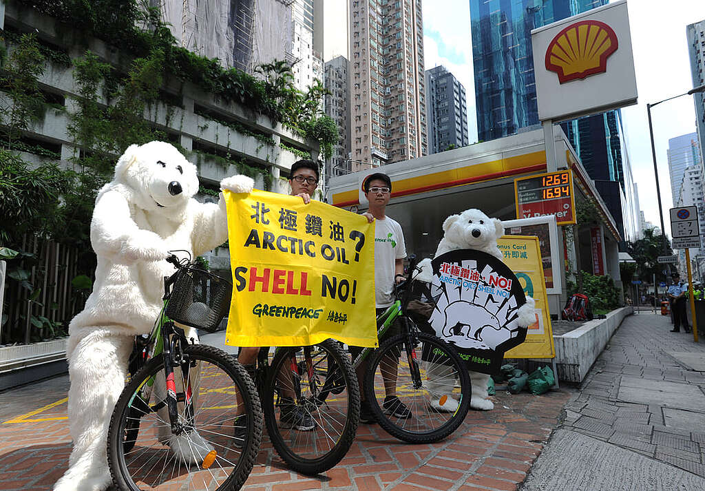 綠色和平 2013 年以「低碳救北極」為無車日主題，響應全球 33 個國家、116 個城市的守護北極單車行動，最終成功促使蜆殼石油公司 SHELL 放棄在阿拉斯加北極地區鑽油！ © Greenpeace