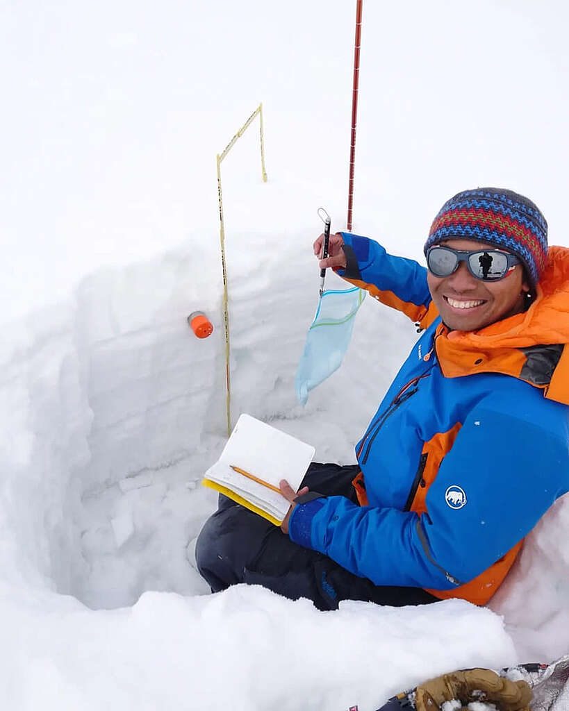 筆者正在檢視往年冰雪的測量情況，從而對照出過去一整年的氣候變化幅度。 © Wilson Cheung