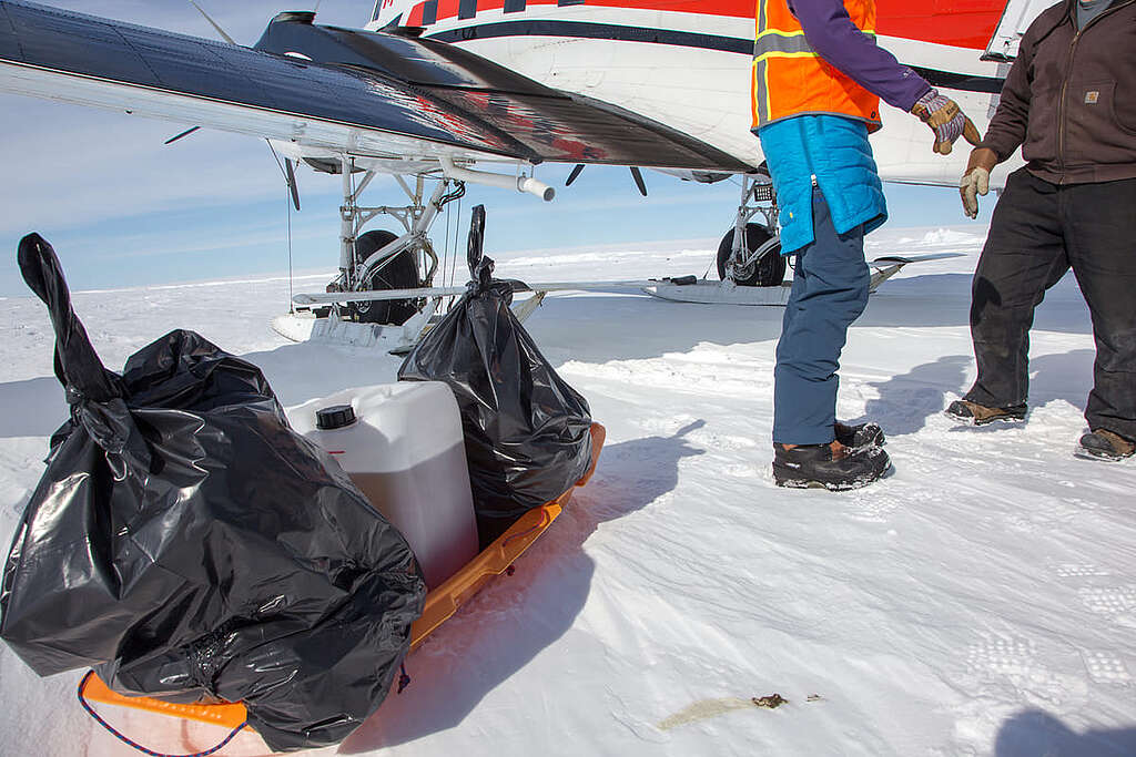 尿液和大便都由飛機運送離開南極──在此解答文首的問題：因為尿液經身體排出尚有殘餘溫度，所以正常來說要花上幾分鐘才會結冰！ © Wilson Cheung