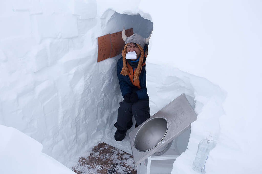 筆者在南極建立冰屋洗手間如廁，任務艱巨萬分。 © Wilson Cheung