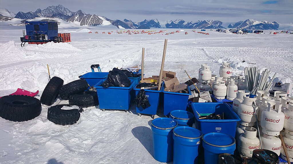 人類製造的廢物正等候安排上機，運離南極妥善處理。 © Wilson Cheung