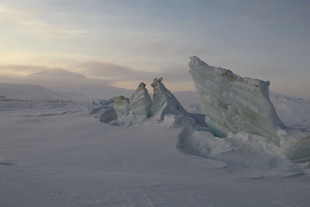 羅斯冰架與羅斯島海冰的交匯點；科學家正是在此錄得南極冰川「歌聲」。 © Creative commons CC BY-NC-ND 2.0 / Sandwichgirl