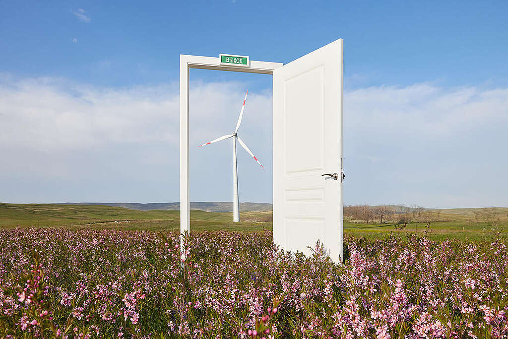 2023 年 4 月，綠色和平在俄羅斯斯塔夫羅波爾（Stavropol）一個風力發電場拍攝這張名為「出口」的裝置藝術照片，象徵可再生能源是全人類逃離全球暖化「火場」、奔向綠色未來的出路。即使今年 5 月被俄羅斯當局宣稱為「不受歡迎」（undesirable）組織，我們衷心相信俄羅斯辦公室 30 年環保工作所栽種的綠色種籽，將會綻放繁花遍野。
