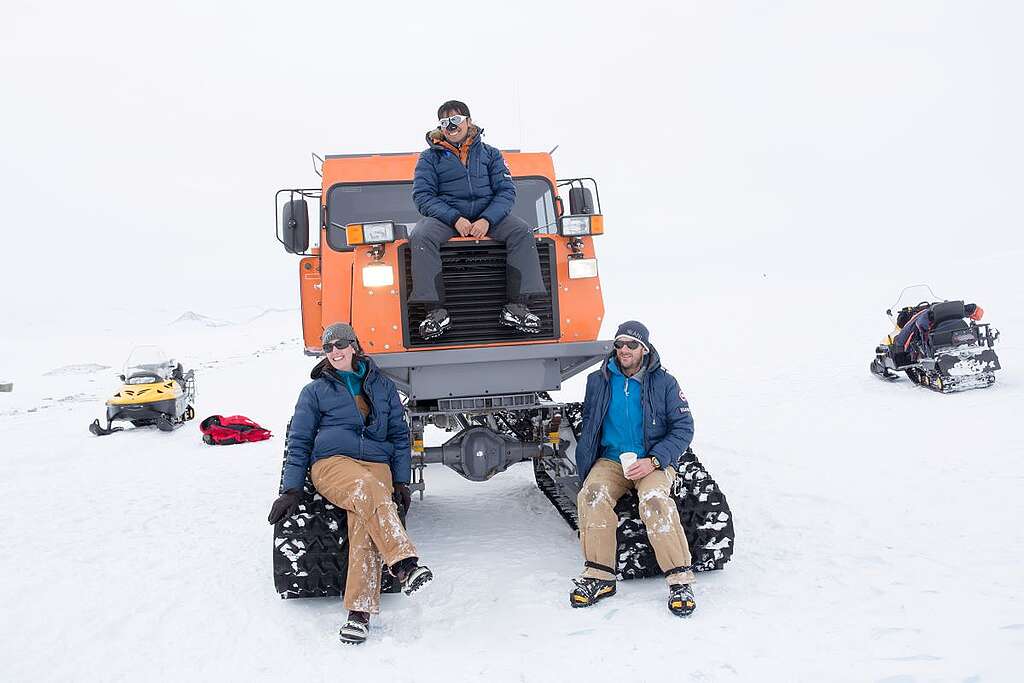 我在南極與來自英國和美國的同事一起駕駛雪地車。 © Wilson Cheung