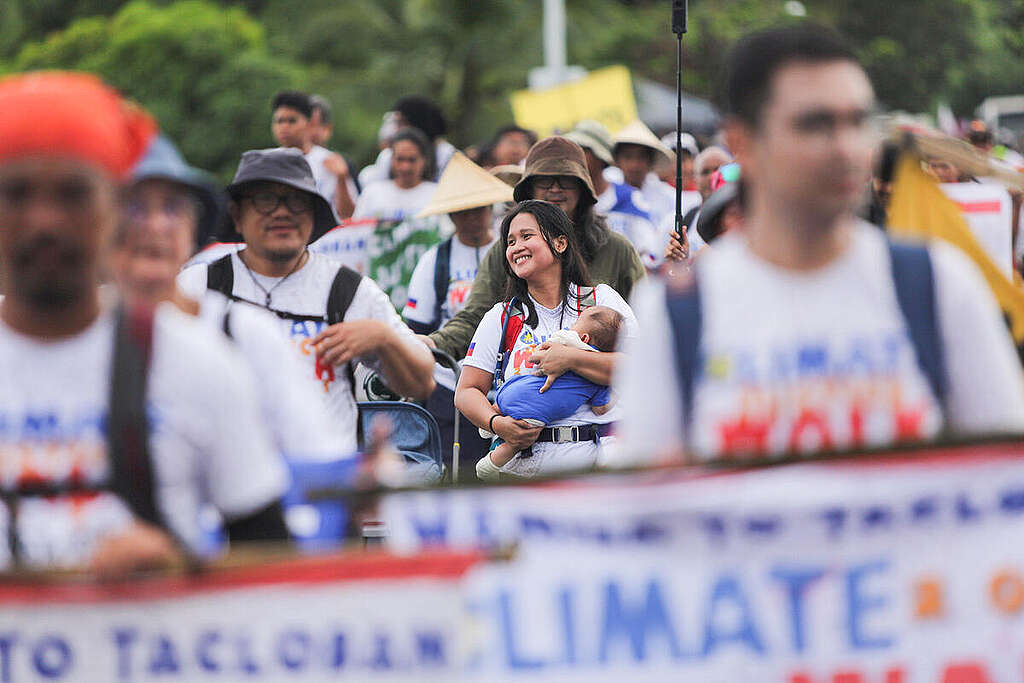 在超強颱風「海燕」倖存者的氣候公義遊行（Climate Justice Walk）隊列之中，如今成為氣候倡議者的 Joanna Sustento 帶同襁褓中的兒子參與，把記憶傳承下去。2013 年 11 月，海燕吹襲菲律賓造成逾 7,000 人死亡，受影響人數達 1,600 萬；事隔十年，500 位倖存者從首都馬尼拉步行 1,000 公里至當年重災區塔克洛班（Tacloban），邀請更多民眾同行，伸張氣候公義。
