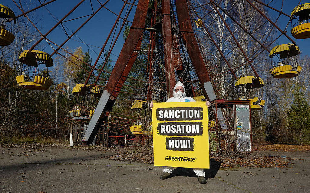 俄羅斯與烏克蘭戰火未見停歇，其中切爾諾貝爾（Chornobyl）與札波羅熱（Zaporizhzhia）核電廠周邊的軍事衝突，會否引發核輻射洩漏或放射性污染，持續備受關注。 2023 年 11 月，綠色和平專家團隊連續兩年深入周邊地區監測輻射水平，並在「鬼城」 Pripyat 著名廢棄摩天輪前，呼籲各國制裁俄羅斯國有原子能公司 Rosatom。