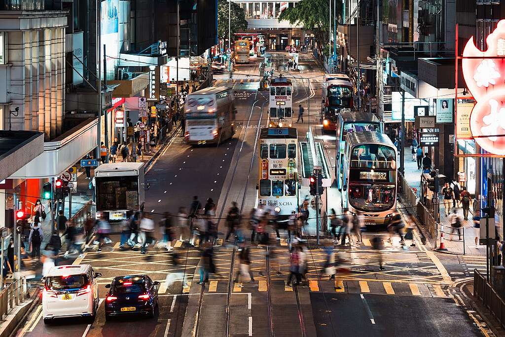 香港等東亞地區城市具備高人口密度、較短運輸距離等共享資源的優勢，若重用借還系統有朝一日能夠像公共運輸系統融入日常生活，環境效益勢將遞增。 © Shutterstock / Urbanscape