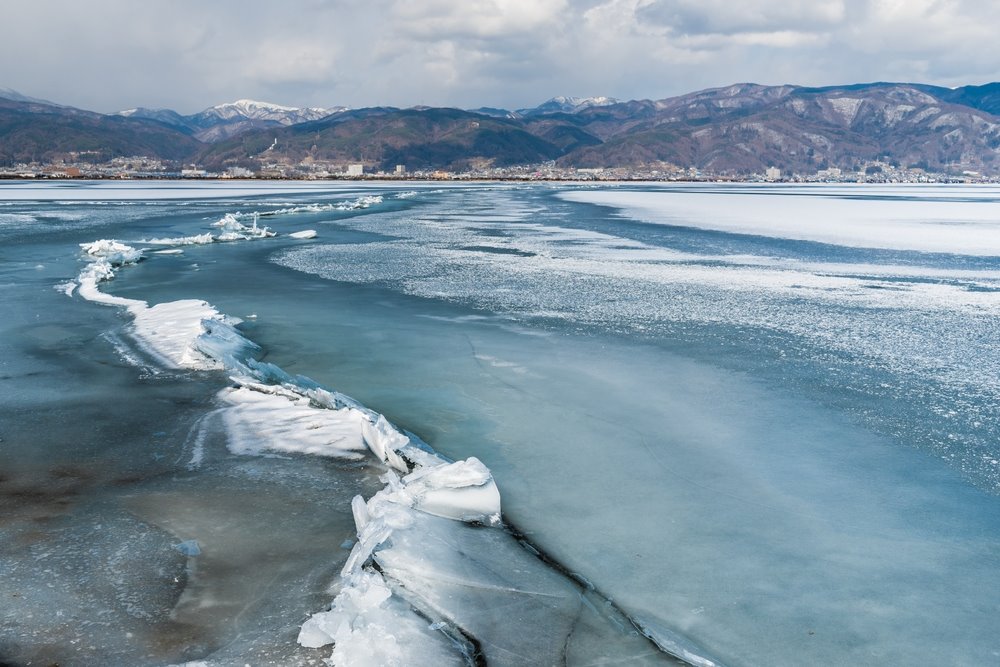 「御神渡」現象在諏訪湖湖面形成一道連綿不絕的「冰山」，猶如神明渡湖時留下足跡。 © Greenpeace