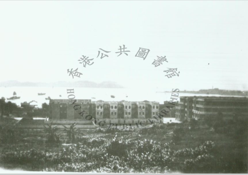 1928 年的深水埗軍營，右面是銀禧大樓（Jubilee Buildings）。圖片顯示軍營臨海。（來源：香港公共圖書館）