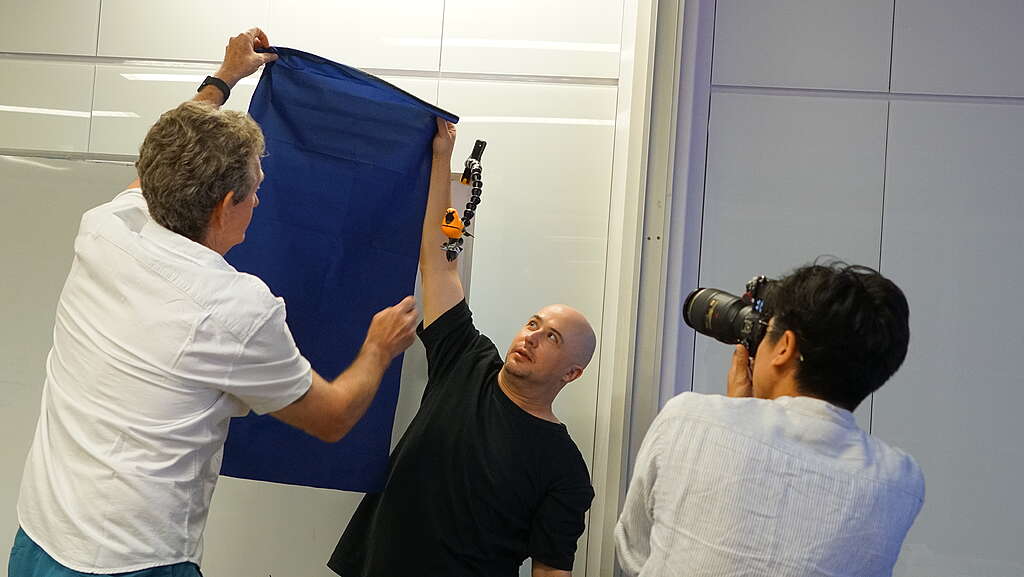有學員帶同專業攝影器材，與 Robert 交流如何選取背景襯托主體。 © Greenpeace