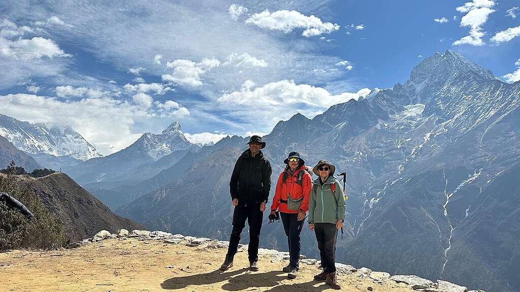 最近Kami（右）與Ebee（中）一同前往尼泊爾旅行，遊歷高山。© Kami