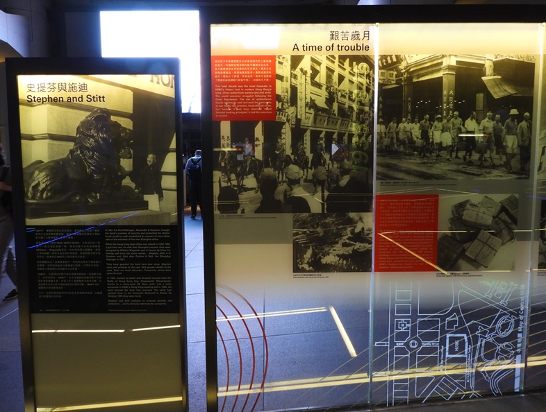 匯豐總行大廈地面廣場的歷史展覽，展示香港二戰時期的珍貴圖片，值得停步細閱。 © helen yip