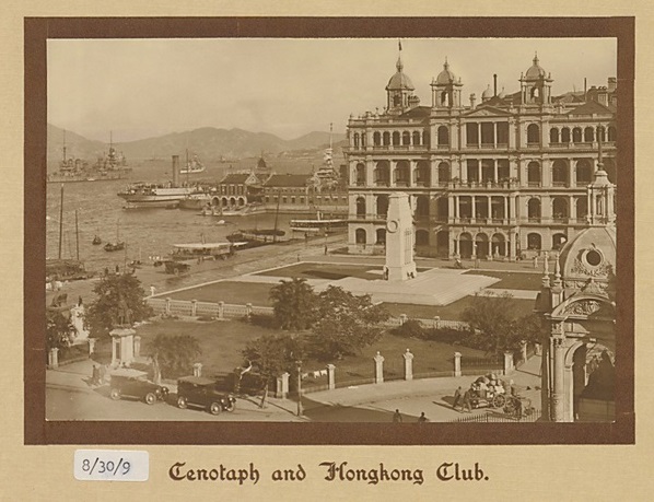 20 世紀初的皇后像廣場與和平紀念碑。圖右下角可見維多利亞女皇像，圖右上方的古典建築是香港會。（圖片來源：政府檔案處/數位照片集/香港風景）