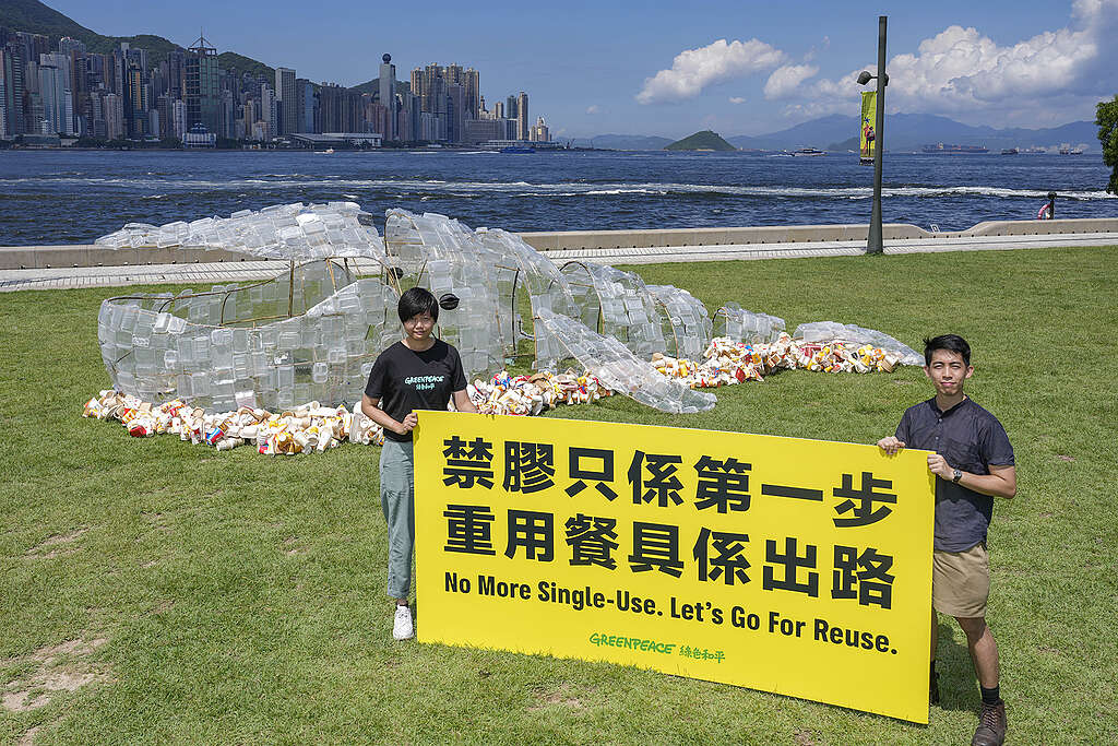 綠色和平項目主任譚穎琳（左）及產品設計師張瑋晉合作，回收 2,361 件即棄餐具，製作大型的鯨魚藝術裝置「Shock鯨」，鼓勵公眾支持「重用代替即棄」。 © Greenpeace