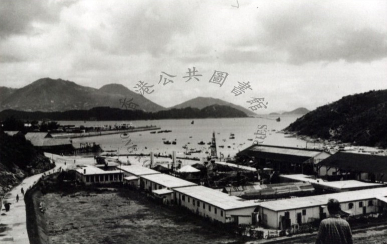 香港公共圖書館館藏：1950 年代的荔枝角灣，左下方是荔灣道，右面荔園前海濱看到荔枝角游泳棚所在。（來源：香港公共圖書館）