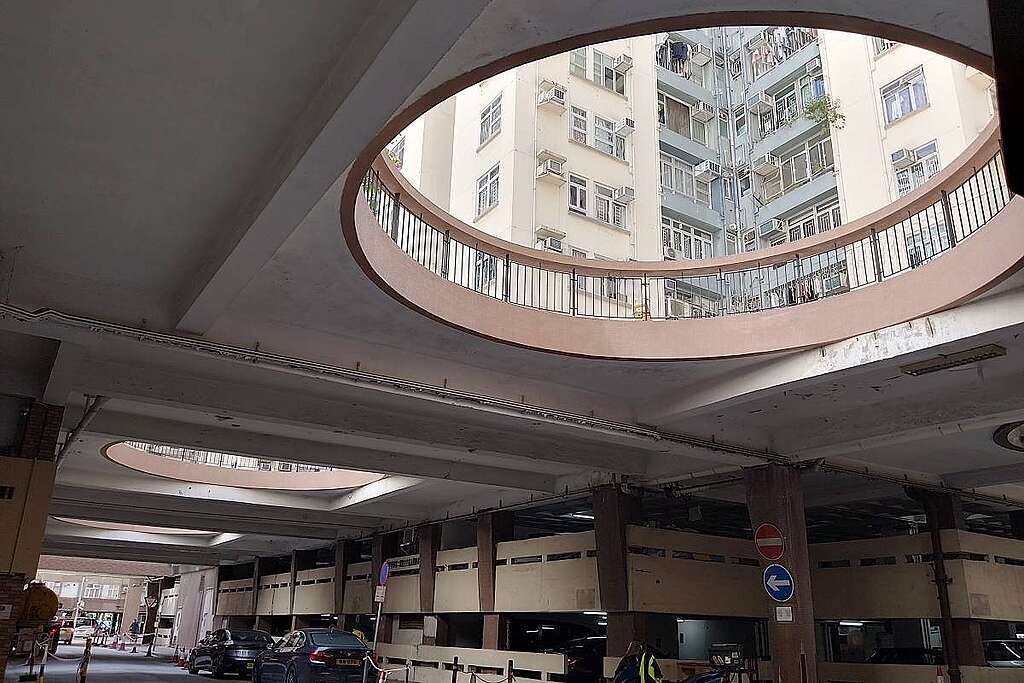 美孚新邨的精彩在於空間的善用，功能和美感兼備：設於平台下的停車位置，有圓形天井透光透風。 © helen yip