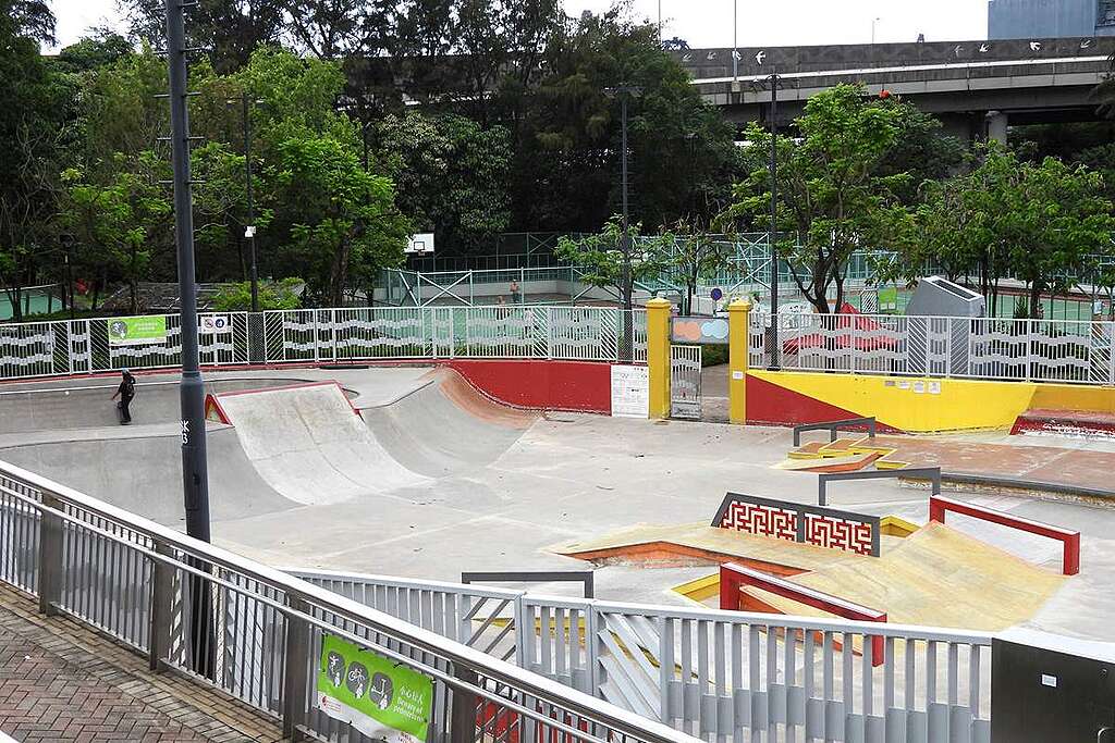 三期的極限運動場，是香港首個獲得國際標準認證的滑板場。遇有滑板選手在場，值得停留多陣欣賞，默默為運動員加油。 © helen yip