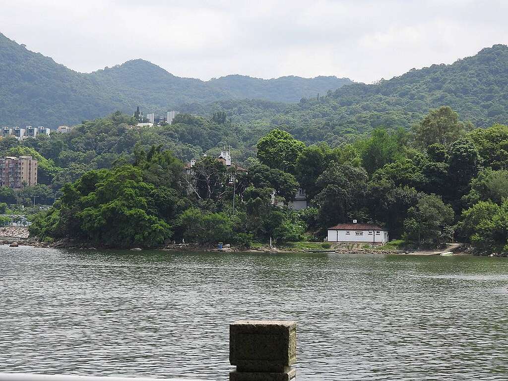 元洲仔北岸 Island House 有山林海水圍抱。「島屋」其實是一個歷史建築群，前理民官宿舍主樓（圖中見其高樓塔）和僕人房舍（主樓右）在島的高位，馬廄臨海。© helen yip