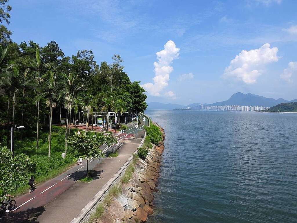 元洲仔橋另一邊看海，還見有大埔海濱公園和單車徑，遠景是馬鞍山。© helen yip