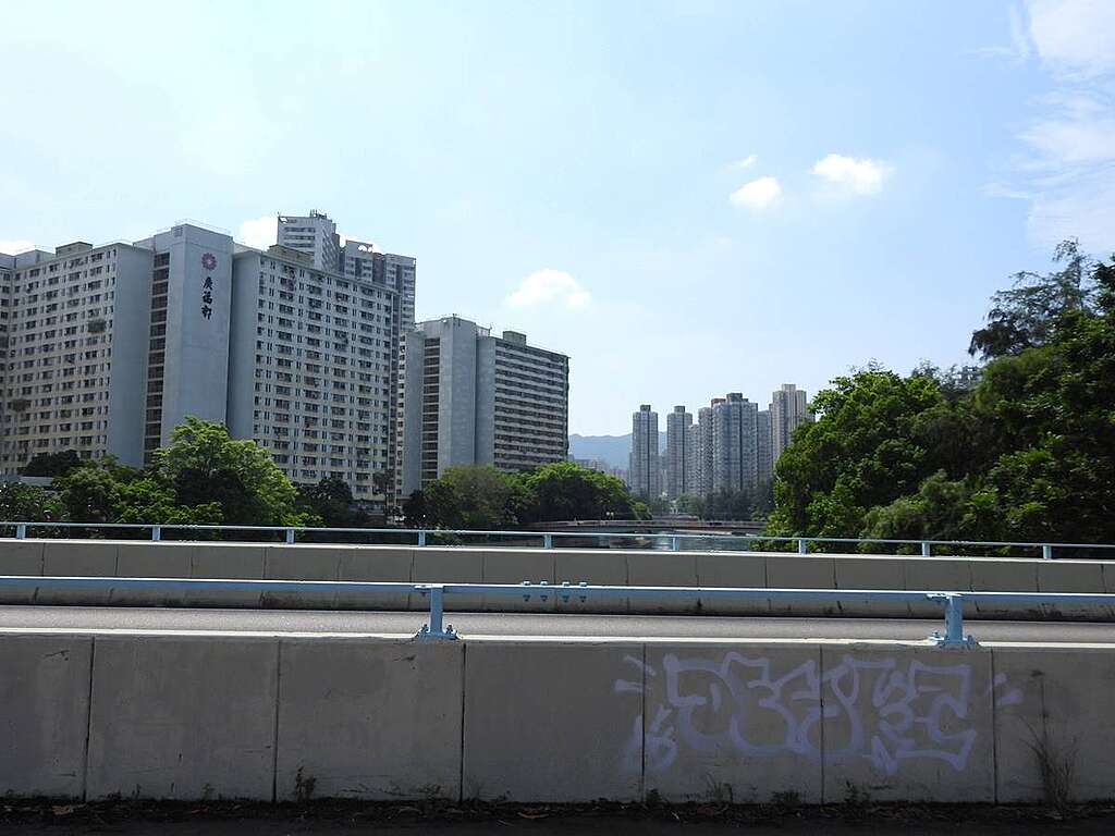 元洲仔橋（或稱完善路）一邊見廣福邨，廣福橋下是林村河。© helen yip