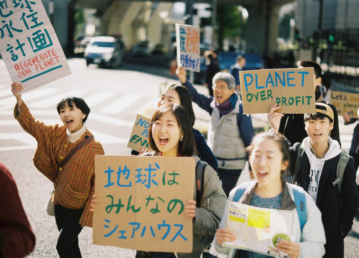 2019年11月，數以百計日本年輕人響應「#FridaysforFuture」氣候行動，於東京街頭為環境發聲。 © FUJIGARA / Greenpeace