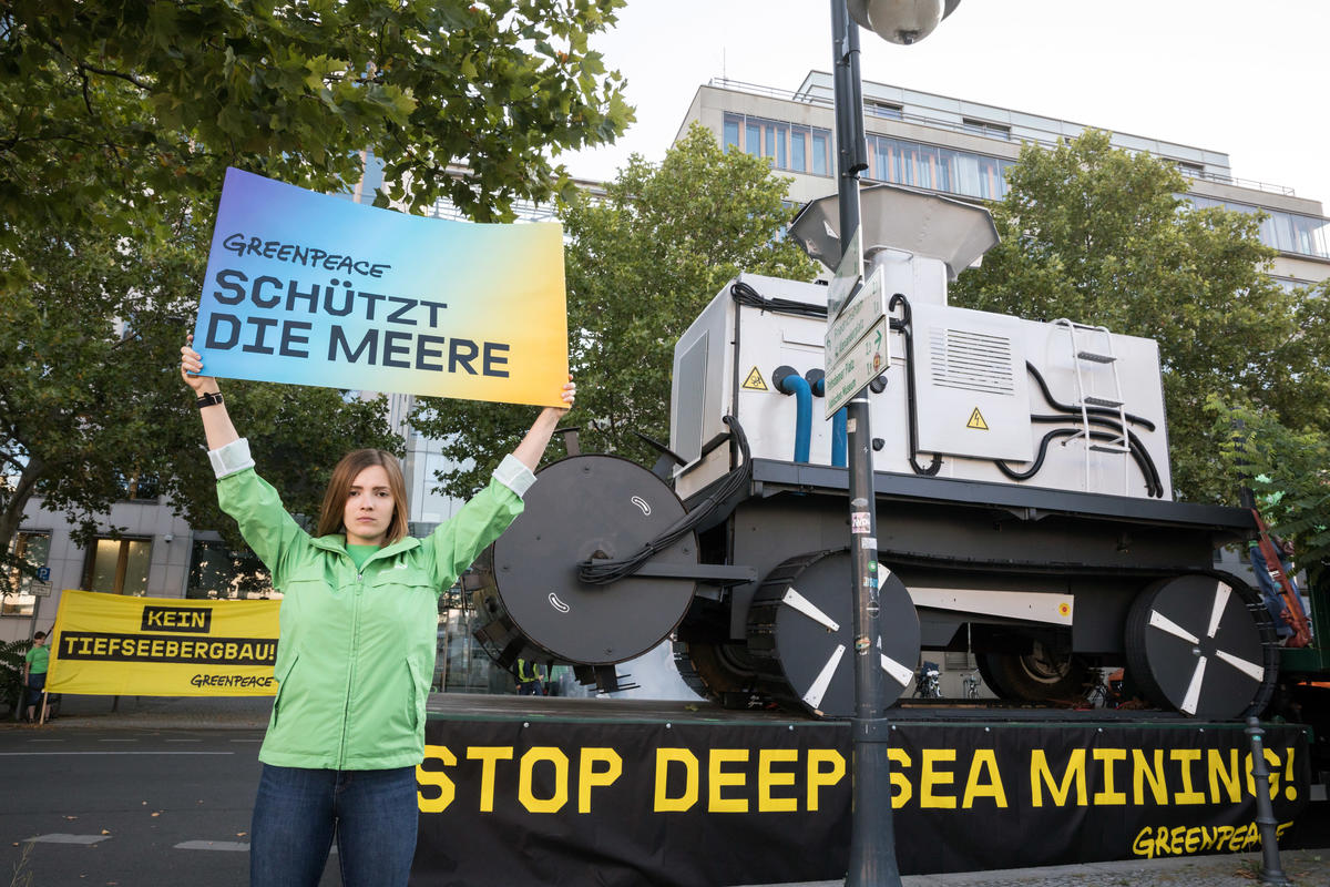綠色和平德國辦公室展示巨型探勘及挖掘機器模型，示意深海採礦業的輕舉妄動，無可避免大規模破壞海洋生態。 © Gordon Welters / Greenpeace