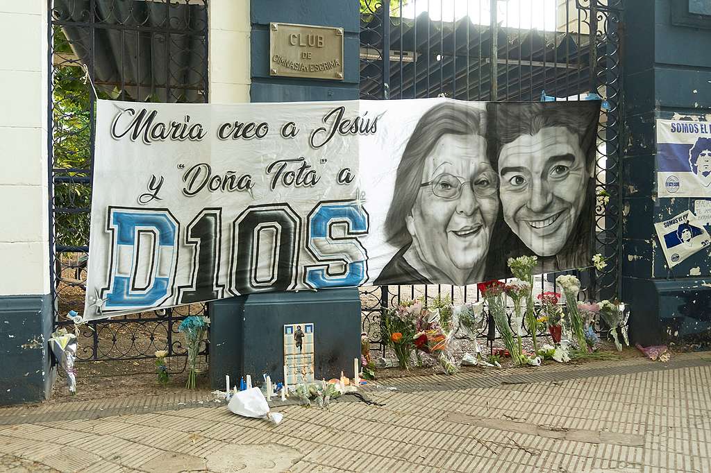 2020年11月25日，馬勒當拿逝世，阿根廷布宜諾斯艾利斯Gimnasia de La Plata球場入口，滿布悼念鮮花和祝福。© Oksana.B / Shutterstock