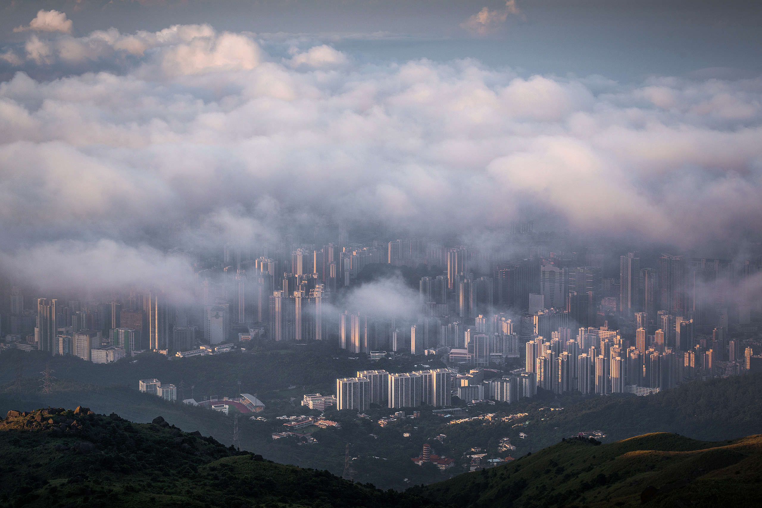雲海下的香港城市。 © Kelvin Yuen