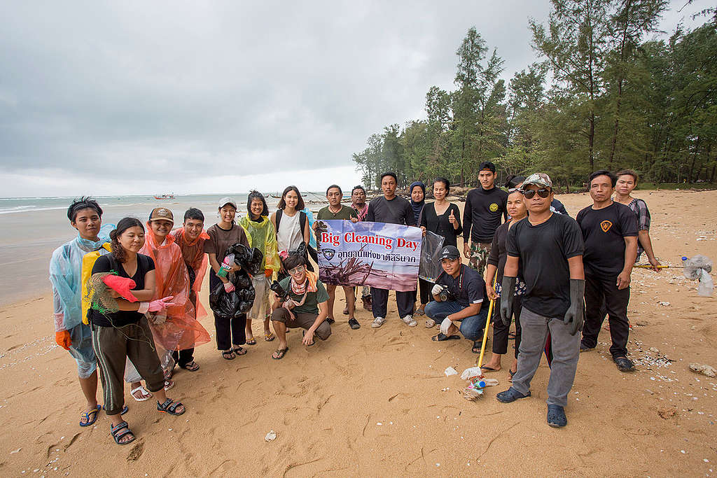 Greenpeace-önkéntesek egy parttakarító eseményen Thaiföldön. Az esemény az „Imádom az óceánom” program része, amelynek célja, hogy felhívja a lakosság figyelmét a tengerbe kerülő szemét mennyiségére. © Chanklang Kanthong
