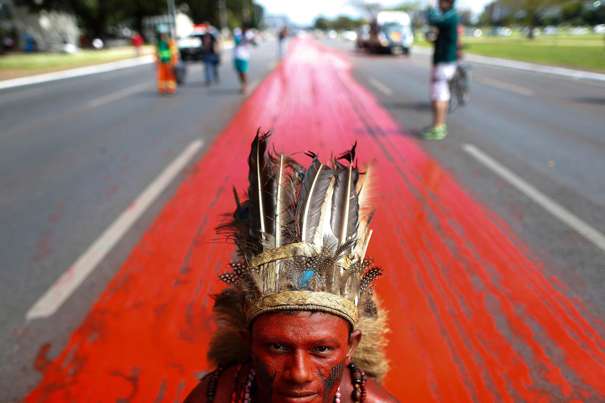 Őslakosok tiltakozása Braziliában © Adriano Machado / MNI