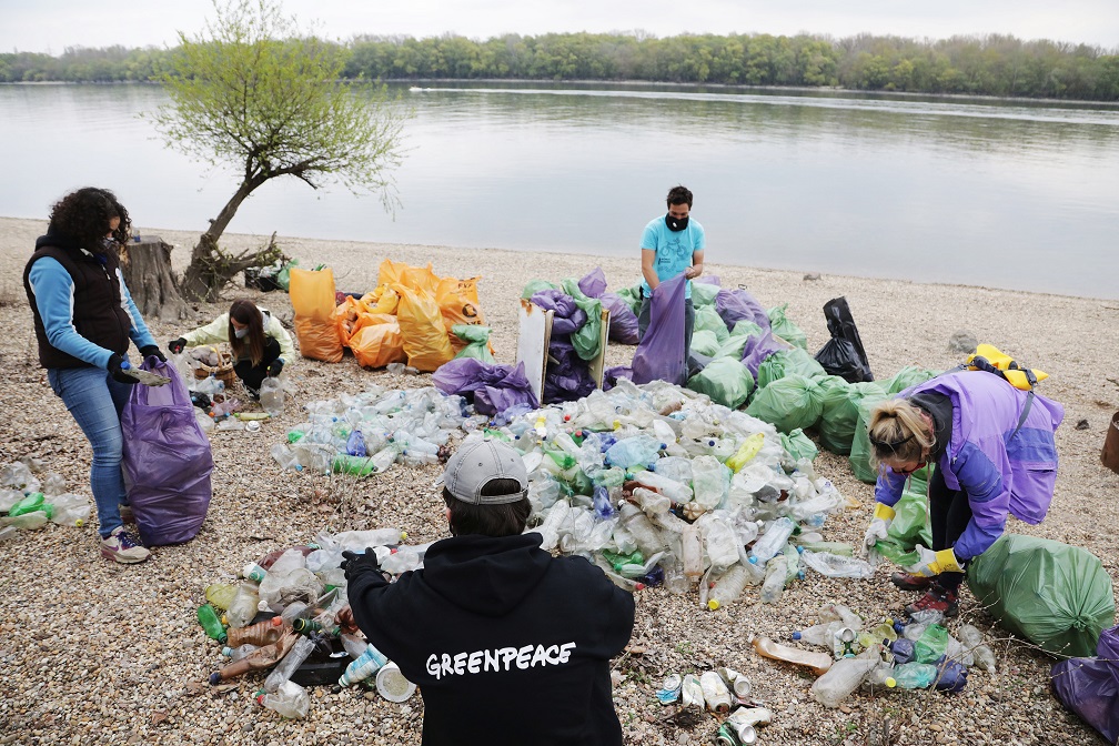 Fuldoklik a Duna-part a műanyagban: a hulladék nagy része a Coca-Colához  köthető - Greenpeace Magyarország