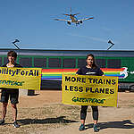 01/07/2021. Aeropuerto de El Prat, Barcelona, Cataluña, España.

En el marco de la campaña #MobilityForAll, Greenpeace se desplaza hasta Barcelona para pedir "más trenes y menos aviones". 

Un avión Madrid-Barcelona contamina hasta 20 veces más que un tren eléctrico, y, sin embargo, se sigue invirtiendo en el sector aéreo. 

Precisamente, Greenpeace se desplaza hasta este punto para mostrar su rechazo a la ampliación del aeropuerto de El Prat, que está sobre la mesa. 

Las Administraciones deben apostar por mejorar las conexiones ferroviarias, muchas de ellas perdidas en las últimas décadas, especialmente en el marco de emergencia climática en el que estamos. 
©Greenpeace/Pablo Blázquez

©Greenpeace Handout/PabloBlázquez- No sales - No Archives - Editorial Use Only - Free use only for 14 days after release. Photo provided by GREENPEACE, distributed handout photo to be used only to illustrate news reporting or commentary on the facts or events depicted in this image.