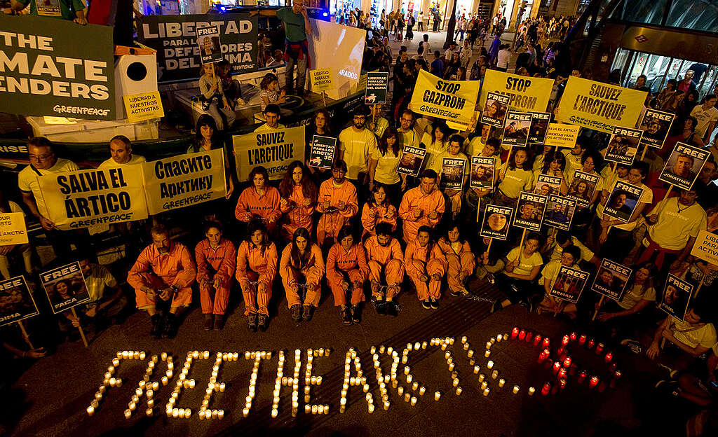 A Greenpeace támogatói tüntetnek Madridban 2013-ban. Azt követelik, hogy bocsássák szabadon az Arctic 30 (sarkvidéki harmincak) néven ismertté váló csoport tagjait, akiket az orosz hatóságok vettek őrizetbe, miután a Greenpeace Arctic Sunrise nevű hajóján utazva Oroszország északi partjainál tiltakoztak a sarkvidéki olajkitermelés ellen.
