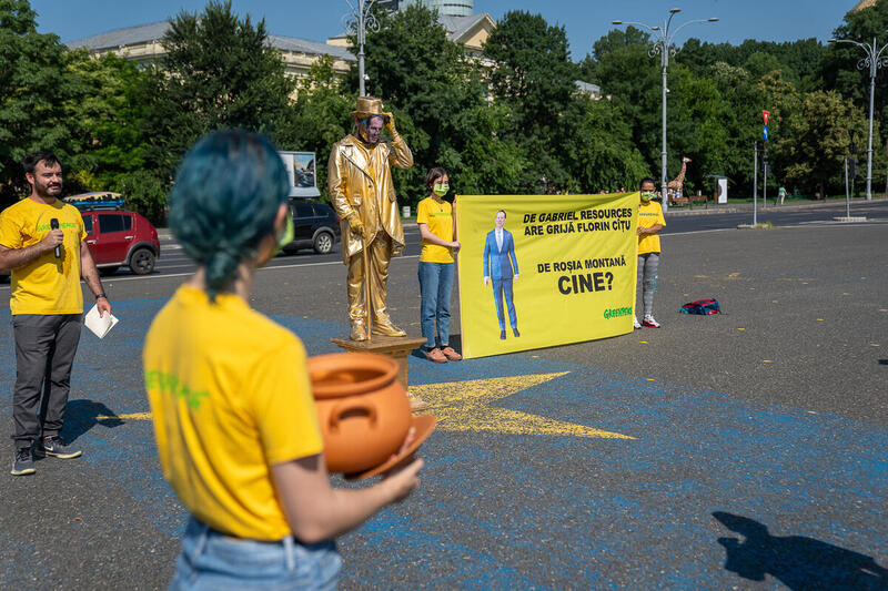 Greenpeace-aktivisták aranyszobrot állítottak fel a román kormány épülete előtt