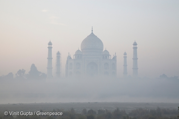 Taj Mahal smothered in smog