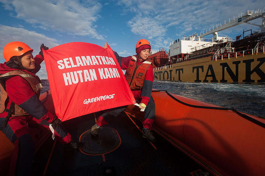 Dirty Palm Oil Protest against the Stolt Tenacity in the Atlantic Ocean. © Jeremy Sutton-Hibbert