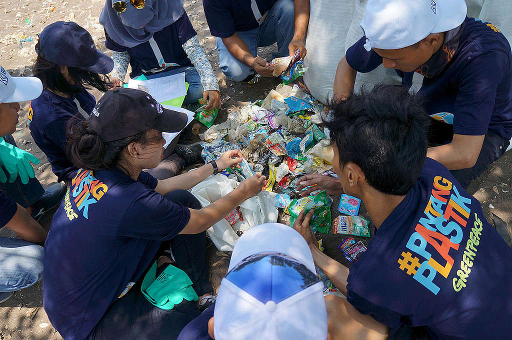 Beach Clean Up Activity and Brand Audit in Tangerang. © Rakhmawaty La'lang