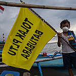 Rainbow Warrior Rejecting Coal Power Plant in Bali. © Jurnasyanto Sukarno / Greenpeace