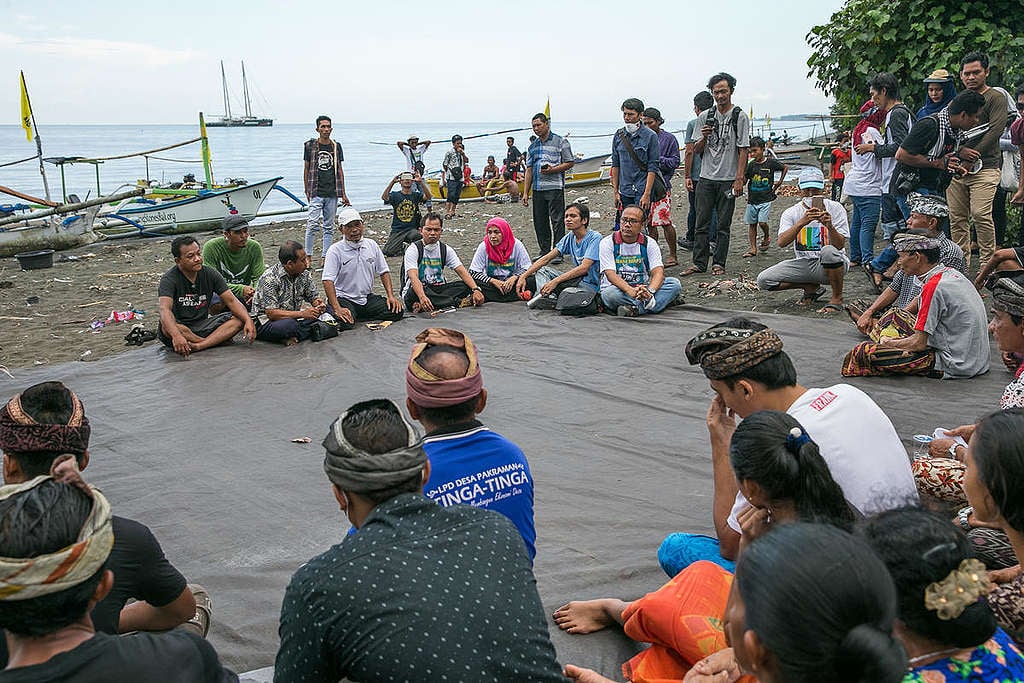 Rainbow Warrior Rejecting Coal Power Plant in Northern Bali. © Made Nagi / Greenpeace